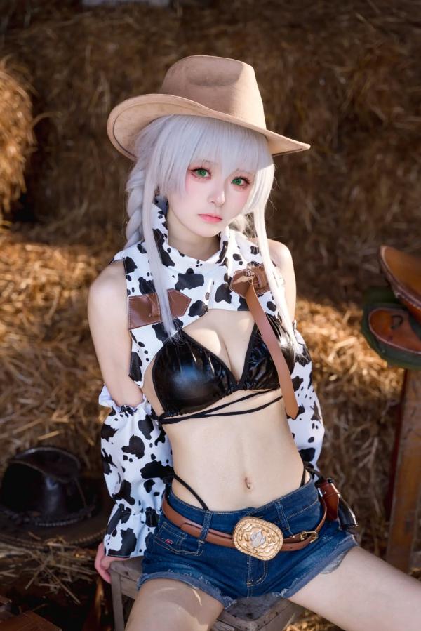    九柒喵碧蓝航线法戈cosplay，西部牛仔风情与奶牛纹泳装诱惑，复古干草堆场景下的绝美私房大尺度写真第13张图片