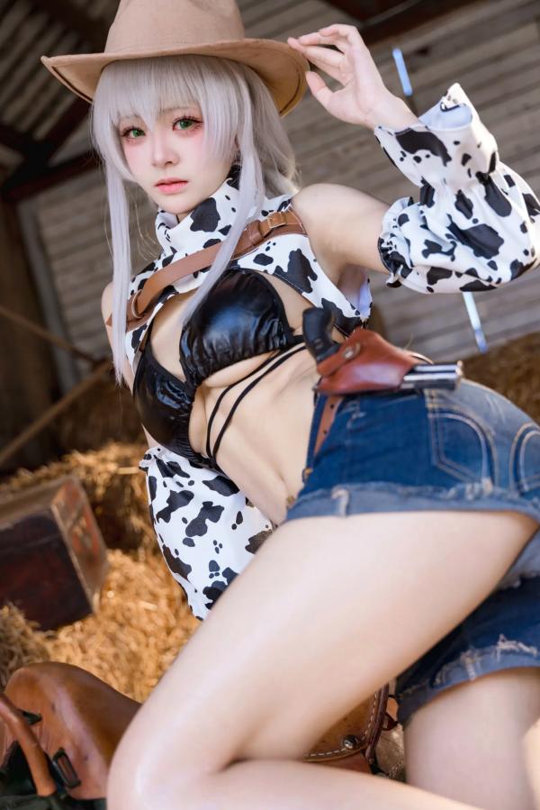    九柒喵碧蓝航线法戈cosplay，西部牛仔风情与奶牛纹泳装诱惑，复古干草堆场景下的绝美私房大尺度写真第18张图片