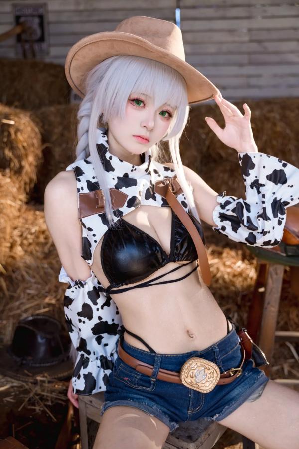    九柒喵碧蓝航线法戈cosplay，西部牛仔风情与奶牛纹泳装诱惑，复古干草堆场景下的绝美私房大尺度写真第19张图片