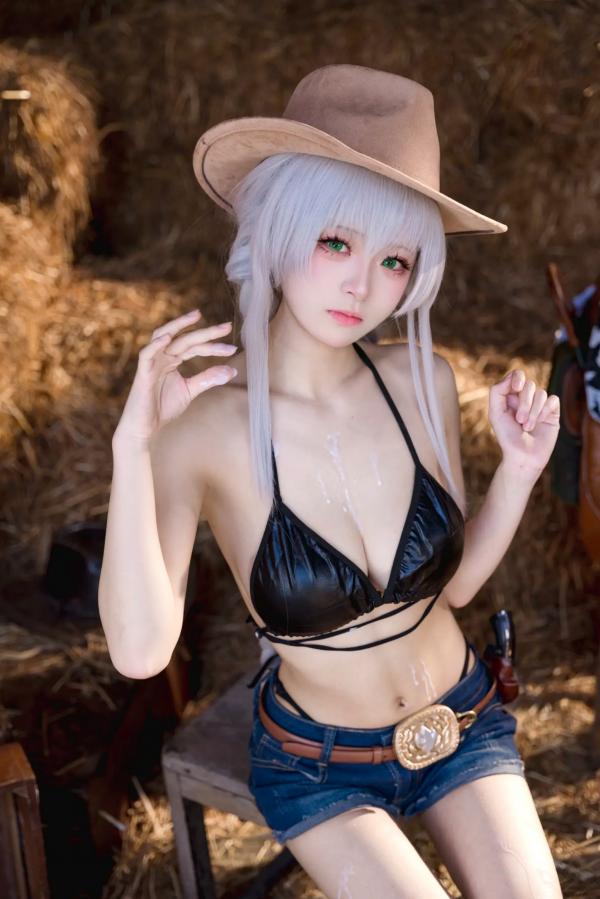    九柒喵碧蓝航线法戈cosplay，西部牛仔风情与奶牛纹泳装诱惑，复古干草堆场景下的绝美私房大尺度写真第21张图片