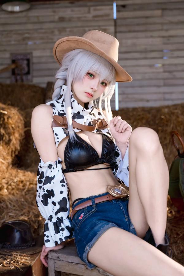    九柒喵碧蓝航线法戈cosplay，西部牛仔风情与奶牛纹泳装诱惑，复古干草堆场景下的绝美私房大尺度写真第28张图片