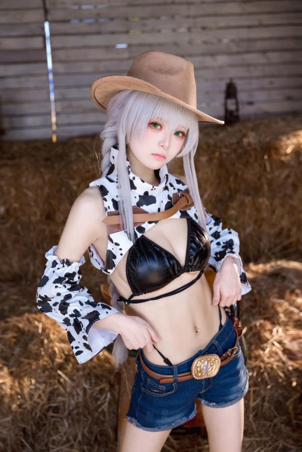    九柒喵碧蓝航线法戈cosplay，西部牛仔风情与奶牛纹泳装诱惑，复古干草堆场景下的绝美私房大尺度写真第31张图片
