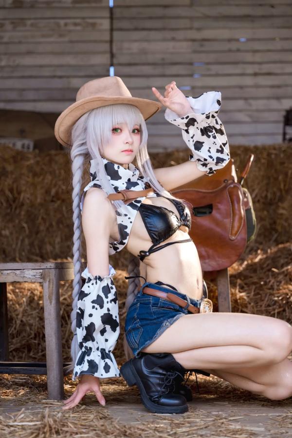   九柒喵碧蓝航线法戈cosplay，西部牛仔风情与奶牛纹泳装诱惑，复古干草堆场景下的绝美私房大尺度写真第32张图片