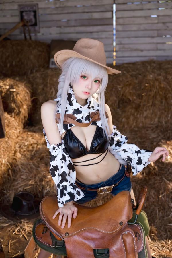    九柒喵碧蓝航线法戈cosplay，西部牛仔风情与奶牛纹泳装诱惑，复古干草堆场景下的绝美私房大尺度写真第34张图片