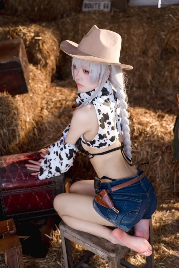    九柒喵碧蓝航线法戈cosplay，西部牛仔风情与奶牛纹泳装诱惑，复古干草堆场景下的绝美私房大尺度写真第35张图片