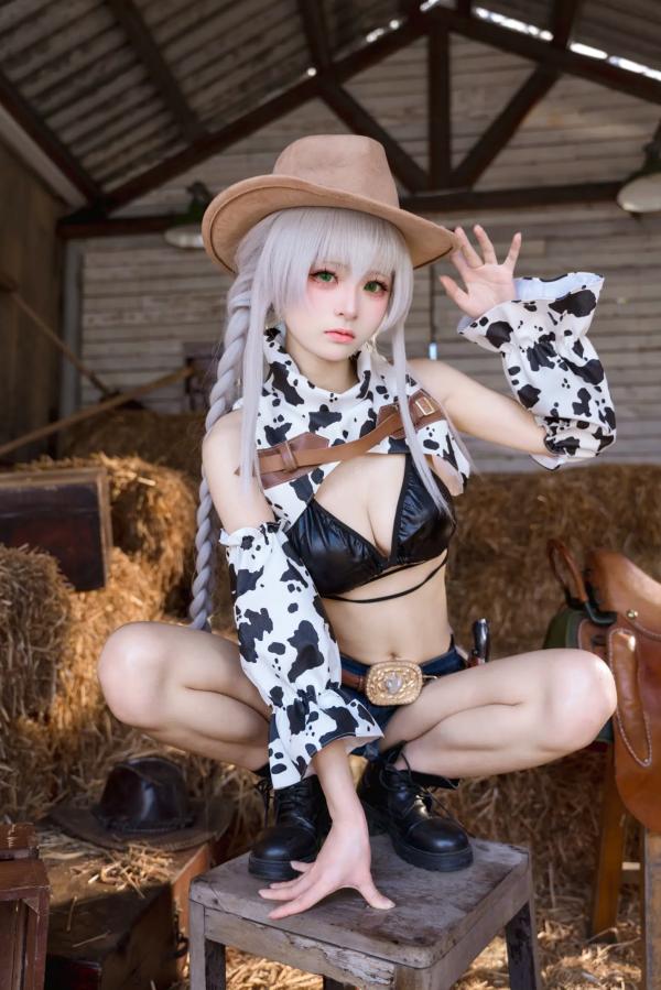    九柒喵碧蓝航线法戈cosplay，西部牛仔风情与奶牛纹泳装诱惑，复古干草堆场景下的绝美私房大尺度写真第39张图片