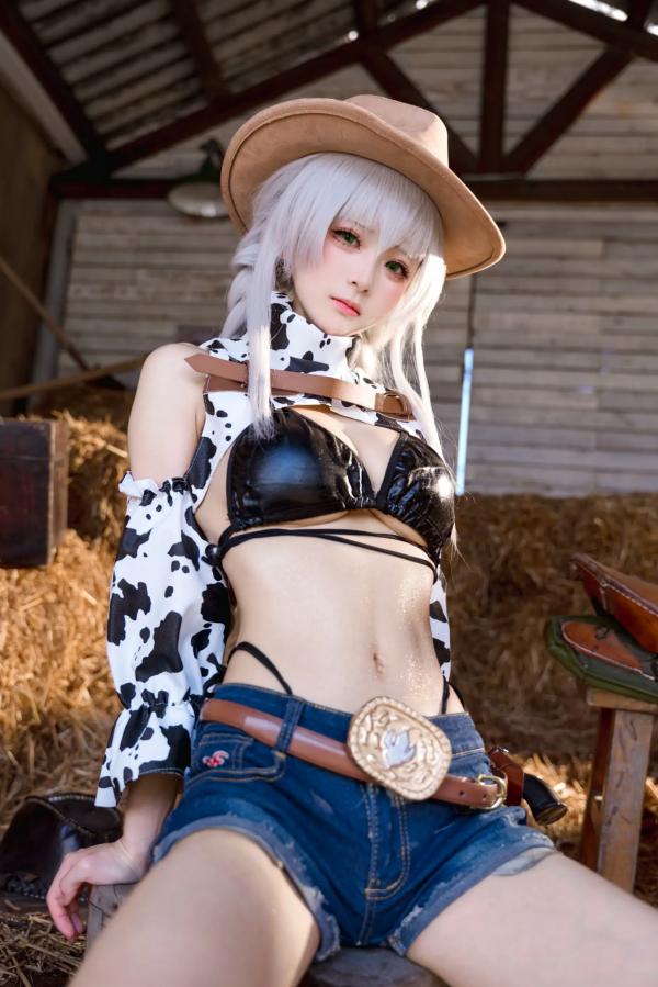    九柒喵碧蓝航线法戈cosplay，西部牛仔风情与奶牛纹泳装诱惑，复古干草堆场景下的绝美私房大尺度写真第42张图片