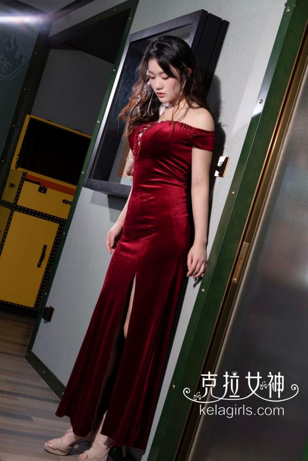    KelaGirls克拉女神：宋黛《抬腿撩红裙》诱惑丝绒礼裙私房写真，魅影流光，尽显成熟冷艳魅力第11张图片