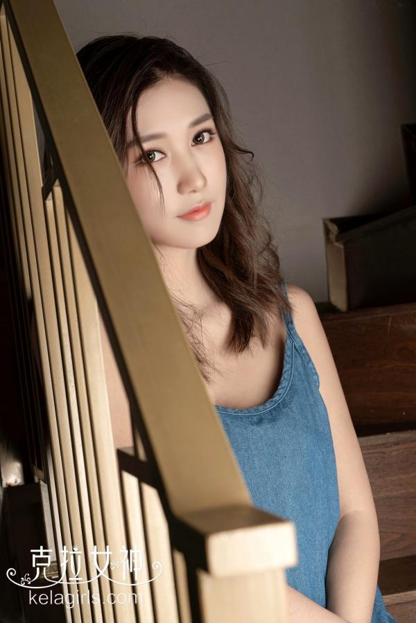   KelaGirls克拉女神慕菲《溪之波谷》居家私房写真，气质女神身穿蓝色牛仔吊带，温柔治愈，展现清纯与知性之美，高清唯美写真大赏第2张图片
