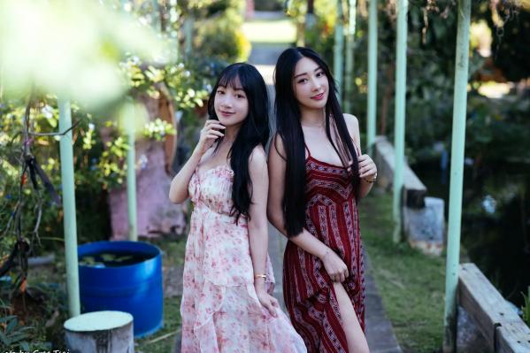    《轩颖小葵 - 桃园》户外清新写真，气质女神唯美秋千，自然风光下的迷人时刻[109P]第13张图片
