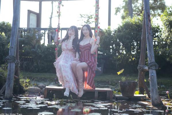    《轩颖小葵 - 桃园》户外清新写真，气质女神唯美秋千，自然风光下的迷人时刻[109P]第21张图片
