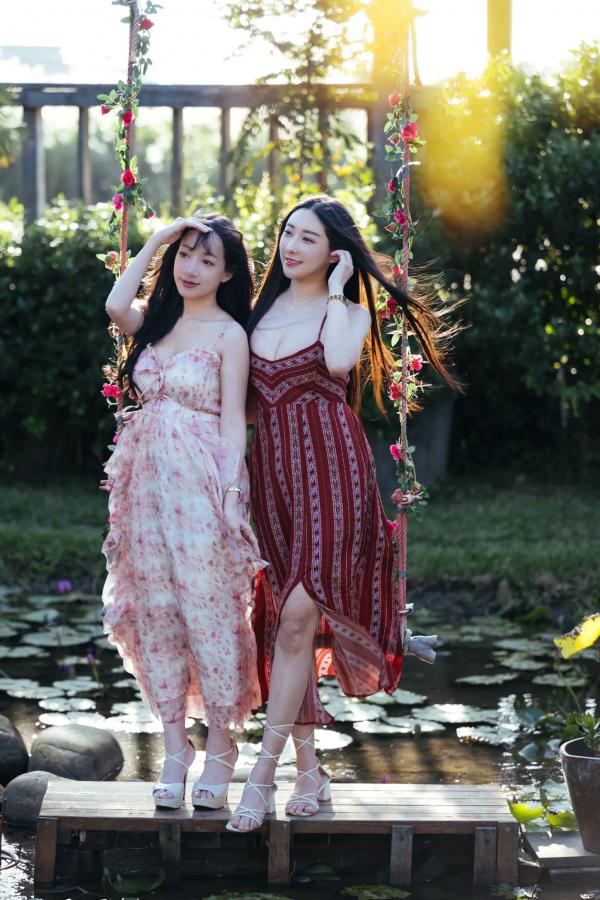    《轩颖小葵 - 桃园》户外清新写真，气质女神唯美秋千，自然风光下的迷人时刻[109P]第30张图片