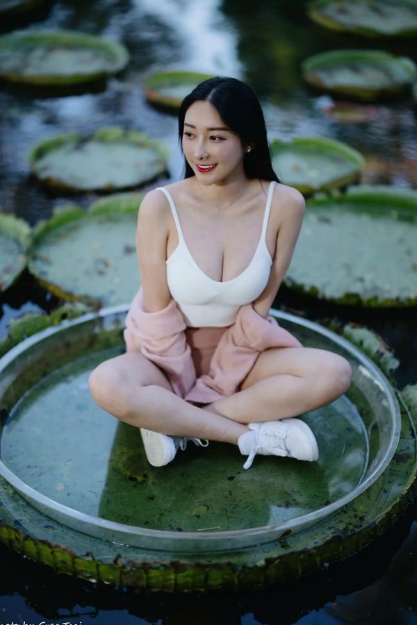    《轩颖小葵 - 桃园》户外清新写真，气质女神唯美秋千，自然风光下的迷人时刻[109P]第49张图片