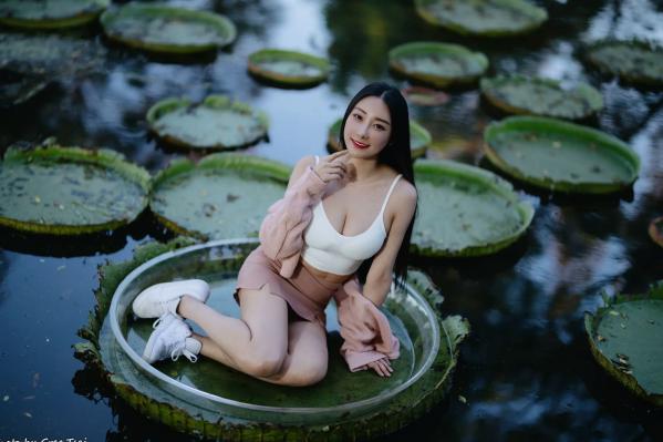    《轩颖小葵 - 桃园》户外清新写真，气质女神唯美秋千，自然风光下的迷人时刻[109P]第51张图片