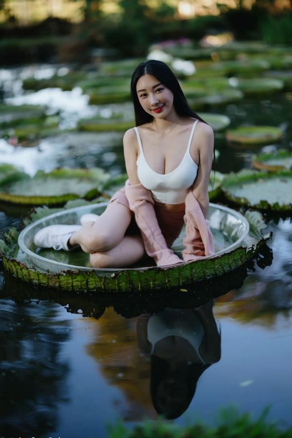    《轩颖小葵 - 桃园》户外清新写真，气质女神唯美秋千，自然风光下的迷人时刻[109P]第52张图片