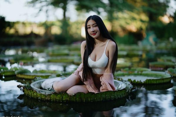    《轩颖小葵 - 桃园》户外清新写真，气质女神唯美秋千，自然风光下的迷人时刻[109P]第53张图片