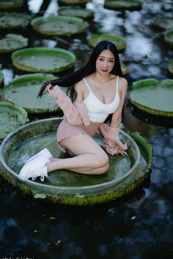    《轩颖小葵 - 桃园》户外清新写真，气质女神唯美秋千，自然风光下的迷人时刻[109P]第54张图片