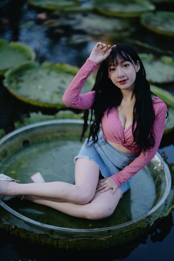    《轩颖小葵 - 桃园》户外清新写真，气质女神唯美秋千，自然风光下的迷人时刻[109P]第59张图片