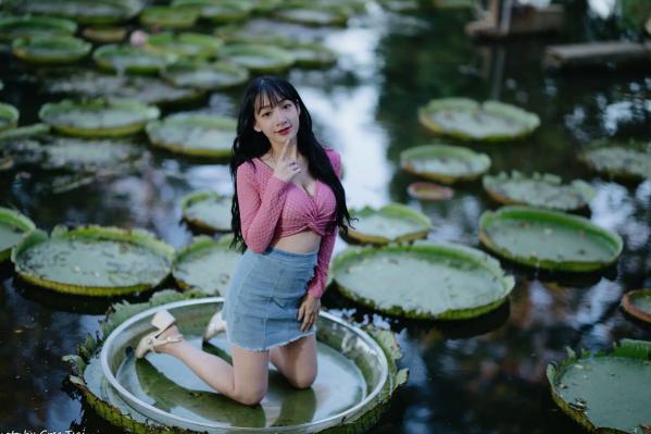    《轩颖小葵 - 桃园》户外清新写真，气质女神唯美秋千，自然风光下的迷人时刻[109P]第60张图片