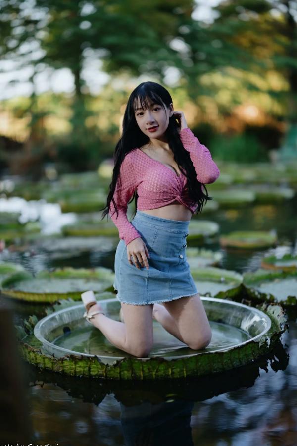   《轩颖小葵 - 桃园》户外清新写真，气质女神唯美秋千，自然风光下的迷人时刻[109P]第61张图片