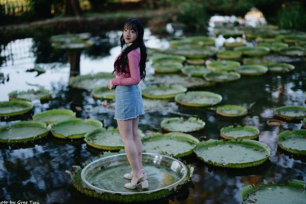    《轩颖小葵 - 桃园》户外清新写真，气质女神唯美秋千，自然风光下的迷人时刻[109P]第65张图片
