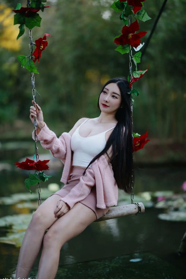    《轩颖小葵 - 桃园》户外清新写真，气质女神唯美秋千，自然风光下的迷人时刻[109P]第74张图片