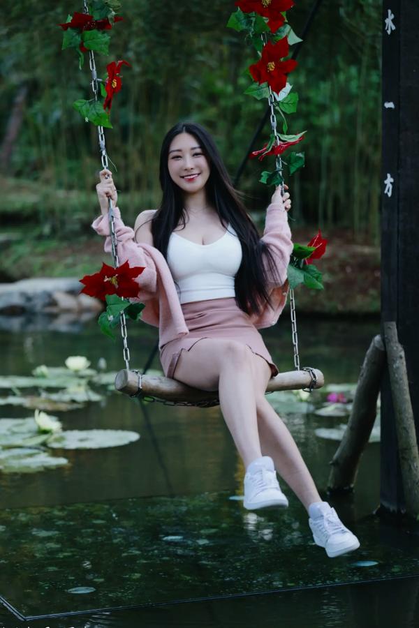    《轩颖小葵 - 桃园》户外清新写真，气质女神唯美秋千，自然风光下的迷人时刻[109P]第76张图片