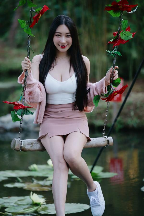    《轩颖小葵 - 桃园》户外清新写真，气质女神唯美秋千，自然风光下的迷人时刻[109P]第78张图片