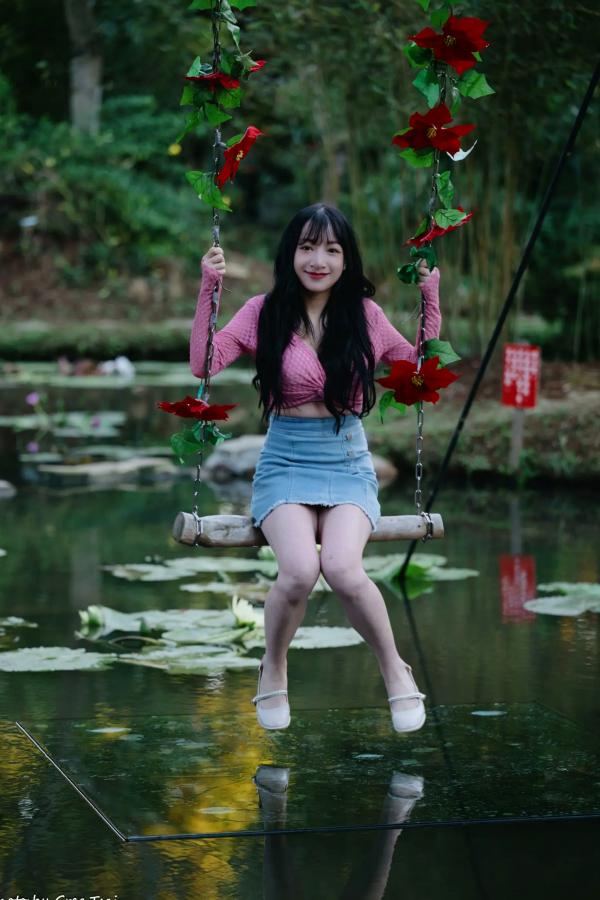    《轩颖小葵 - 桃园》户外清新写真，气质女神唯美秋千，自然风光下的迷人时刻[109P]第80张图片