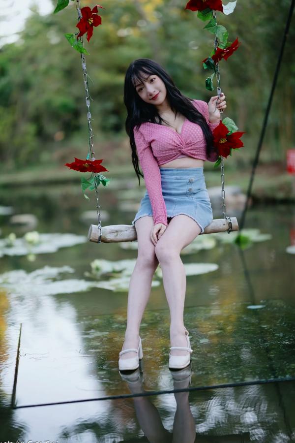    《轩颖小葵 - 桃园》户外清新写真，气质女神唯美秋千，自然风光下的迷人时刻[109P]第84张图片