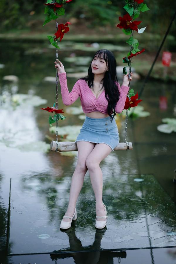    《轩颖小葵 - 桃园》户外清新写真，气质女神唯美秋千，自然风光下的迷人时刻[109P]第85张图片