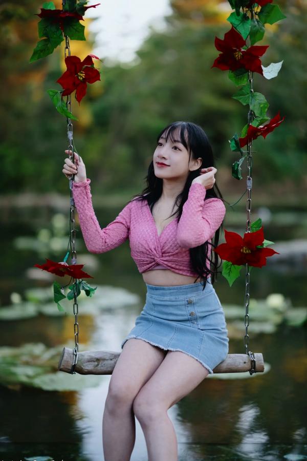    《轩颖小葵 - 桃园》户外清新写真，气质女神唯美秋千，自然风光下的迷人时刻[109P]第86张图片