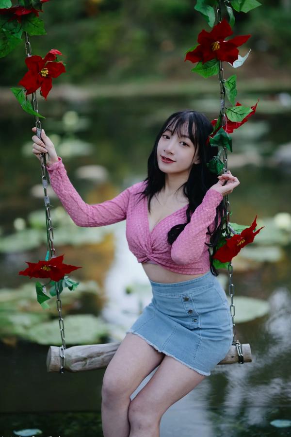    《轩颖小葵 - 桃园》户外清新写真，气质女神唯美秋千，自然风光下的迷人时刻[109P]第89张图片