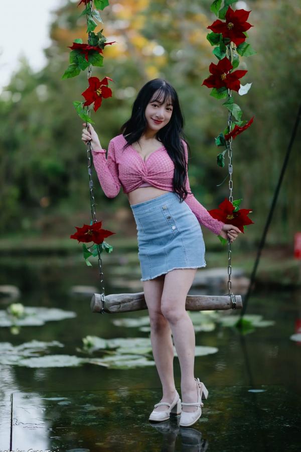    《轩颖小葵 - 桃园》户外清新写真，气质女神唯美秋千，自然风光下的迷人时刻[109P]第90张图片