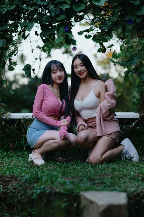    《轩颖小葵 - 桃园》户外清新写真，气质女神唯美秋千，自然风光下的迷人时刻[109P]第95张图片