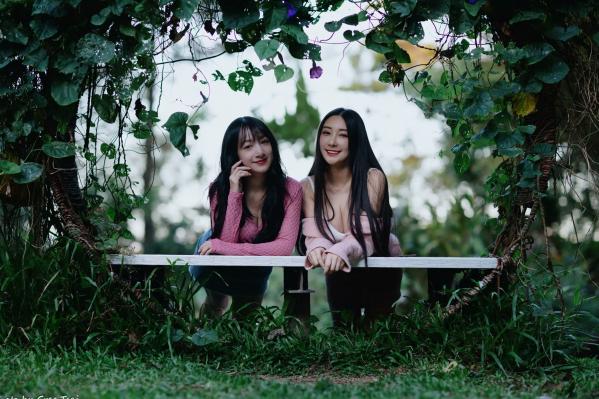    《轩颖小葵 - 桃园》户外清新写真，气质女神唯美秋千，自然风光下的迷人时刻[109P]第97张图片