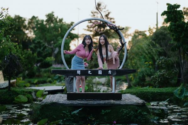    《轩颖小葵 - 桃园》户外清新写真，气质女神唯美秋千，自然风光下的迷人时刻[109P]第100张图片