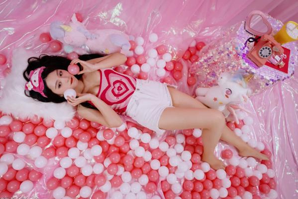    筱筱 - 热裤粉嫩少女风室内私房，梦幻波波池甜美玩偶写真[92P]第58张图片