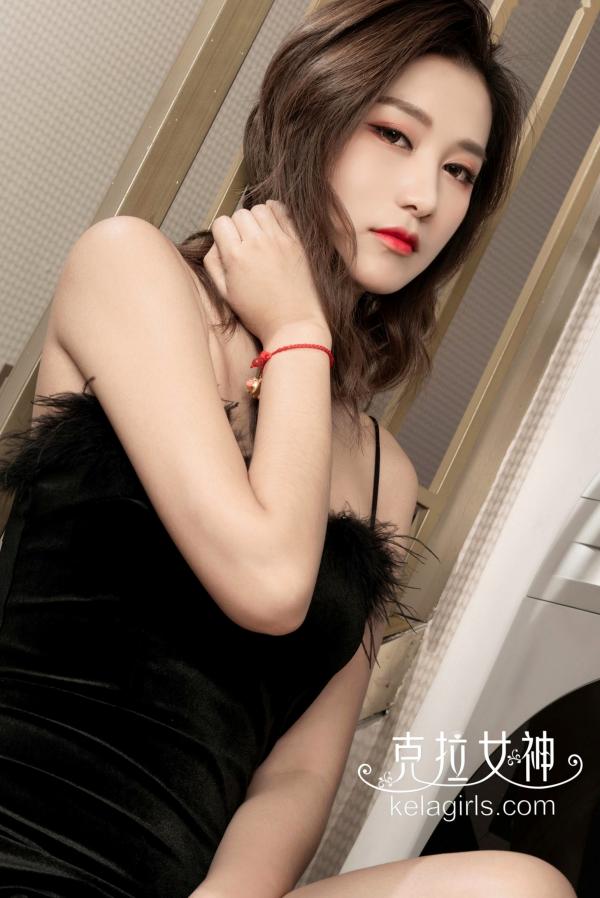    KelaGirls克拉女神慕菲-黑色吊带裙气质写真-室内沙发柔情诱惑-大眼小姐姐精品私房第17张图片