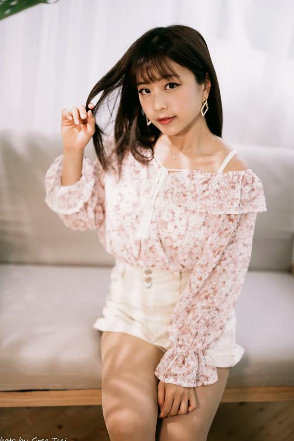    小栗 - 温馨居家私房棚拍，清新治愈系邻家美女甜美写真第2张图片