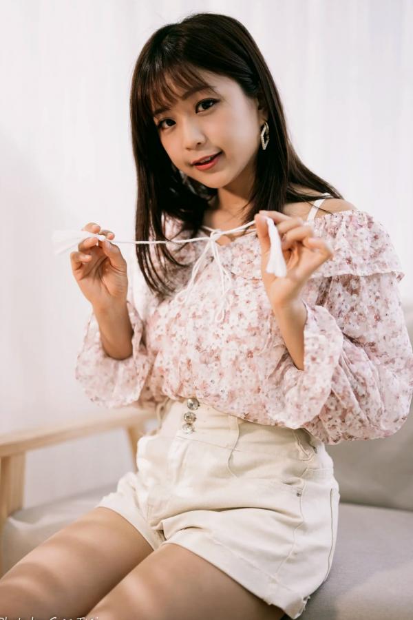    小栗 - 温馨居家私房棚拍，清新治愈系邻家美女甜美写真第12张图片