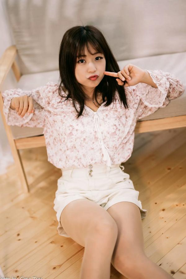    小栗 - 温馨居家私房棚拍，清新治愈系邻家美女甜美写真第28张图片