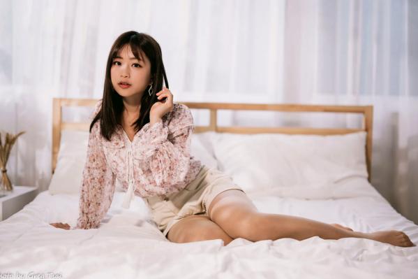    小栗 - 温馨居家私房棚拍，清新治愈系邻家美女甜美写真第33张图片
