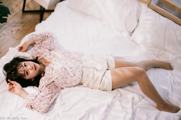    小栗 - 温馨居家私房棚拍，清新治愈系邻家美女甜美写真第50张图片
