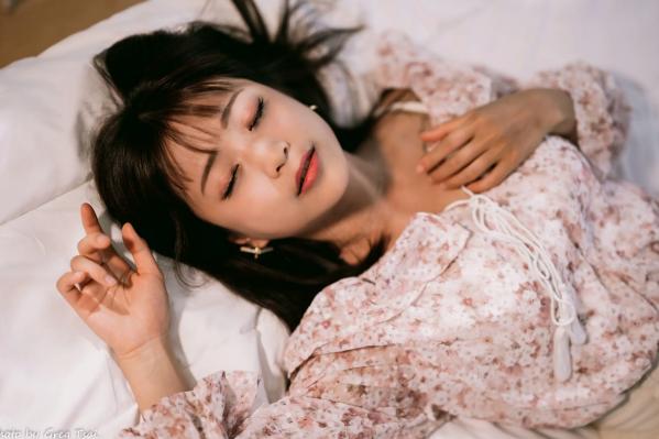    小栗 - 温馨居家私房棚拍，清新治愈系邻家美女甜美写真第56张图片