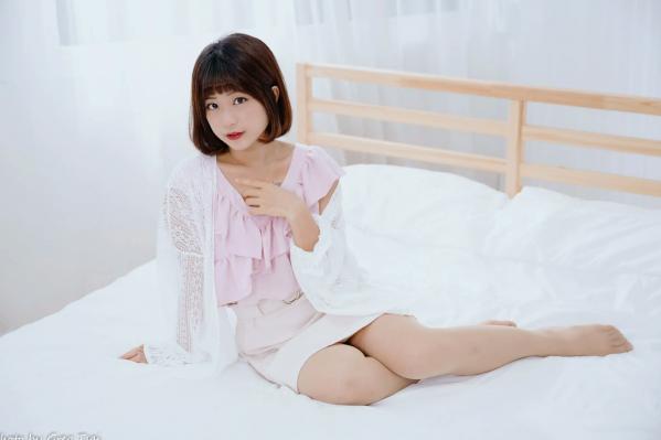    小栗 - 居家清纯私房美图，清新治愈系短发女神，唯美蕾丝与温馨卧室写真第2张图片