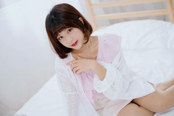    小栗 - 居家清纯私房美图，清新治愈系短发女神，唯美蕾丝与温馨卧室写真第4张图片