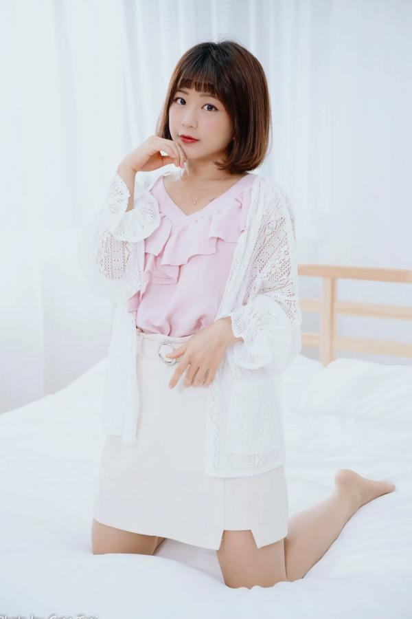    小栗 - 居家清纯私房美图，清新治愈系短发女神，唯美蕾丝与温馨卧室写真第5张图片
