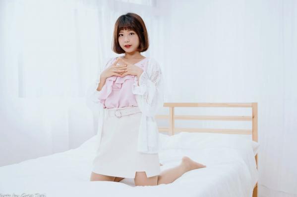    小栗 - 居家清纯私房美图，清新治愈系短发女神，唯美蕾丝与温馨卧室写真第6张图片