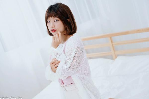    小栗 - 居家清纯私房美图，清新治愈系短发女神，唯美蕾丝与温馨卧室写真第8张图片